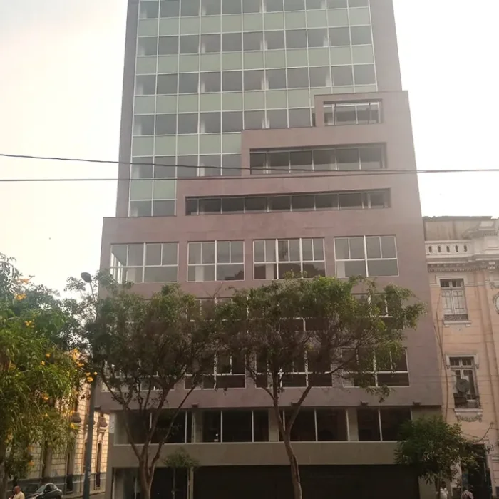 la colmena ampliacion fon A very tall building with a lot of windows